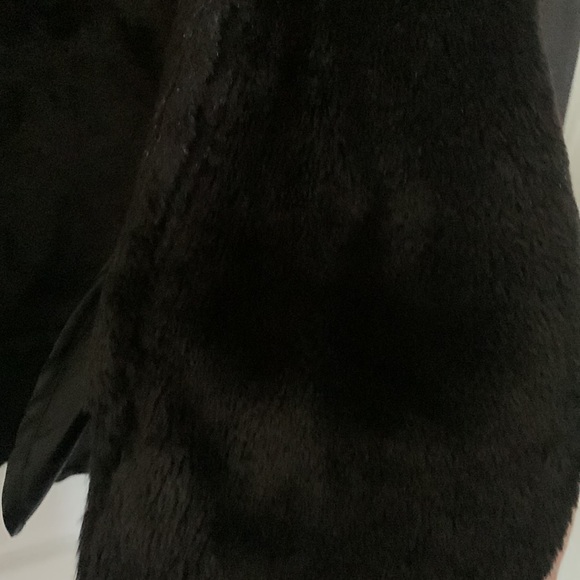 A black jacket with collar with side zipper and fur on the inside - Picture 5 of 7